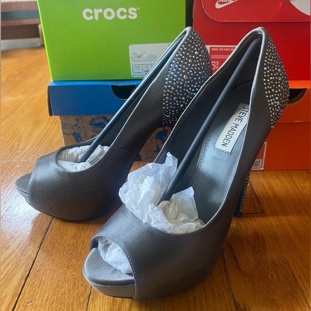 Steve Madden Size 8 Grey Satin Open-Toe Platform Heel